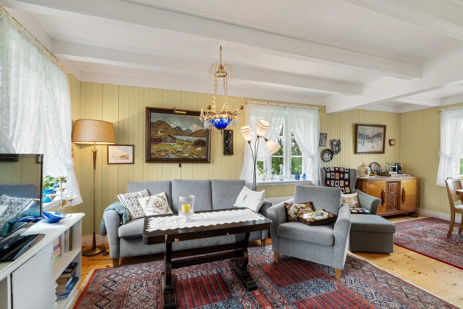 Her er det god plass til en sofagruppe og TV med tilhørende møblement. Galleribilde