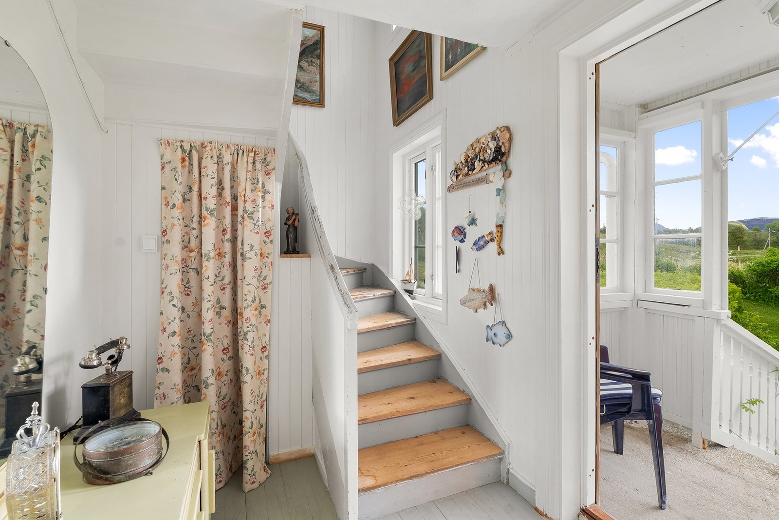 Vel inne er det gode plass til oppbevaringsmøblement og annet. Fra denne entréen er det adkomst til stue og 2. etasje. Galleribilde