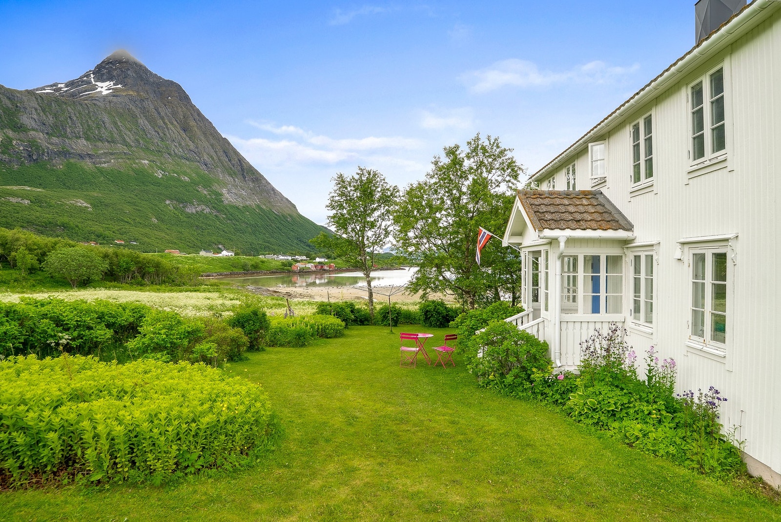 Det er tinglyst adkomstrett ned til sjøen fra hustomt. Galleribilde