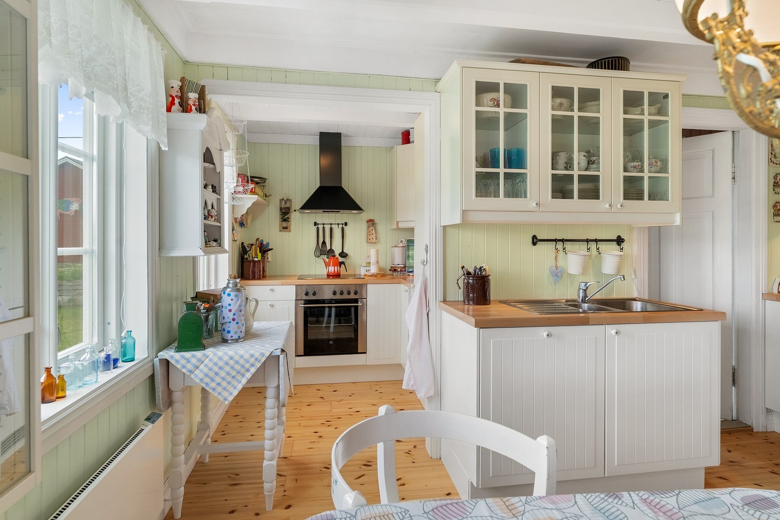 Integrert komfyr, oppvaskmaskin og kjøleskap. Galleribilde