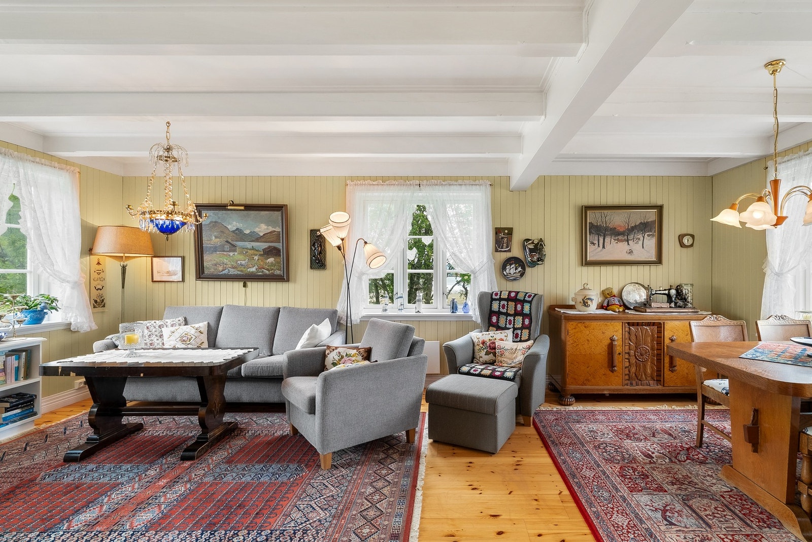 Overflatene er malt i lyse farger. Galleribilde