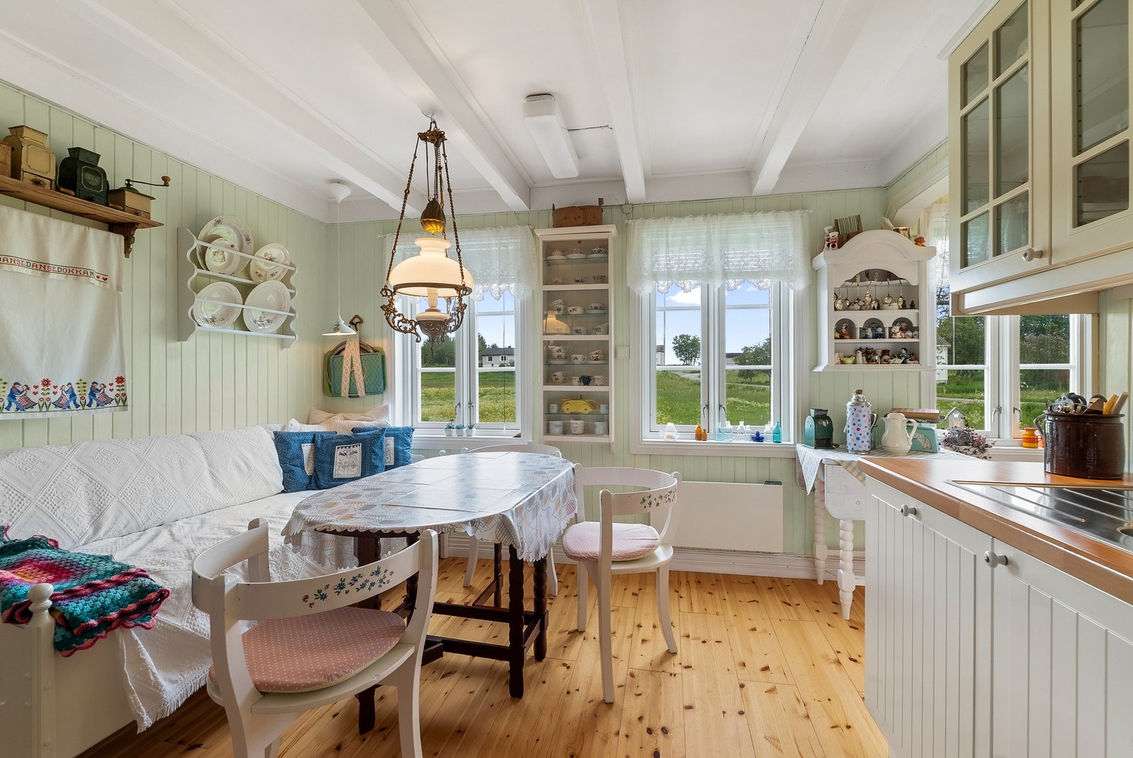 Malt panel montert under overskap. Benkeplate med nedfelt servant. Galleribilde