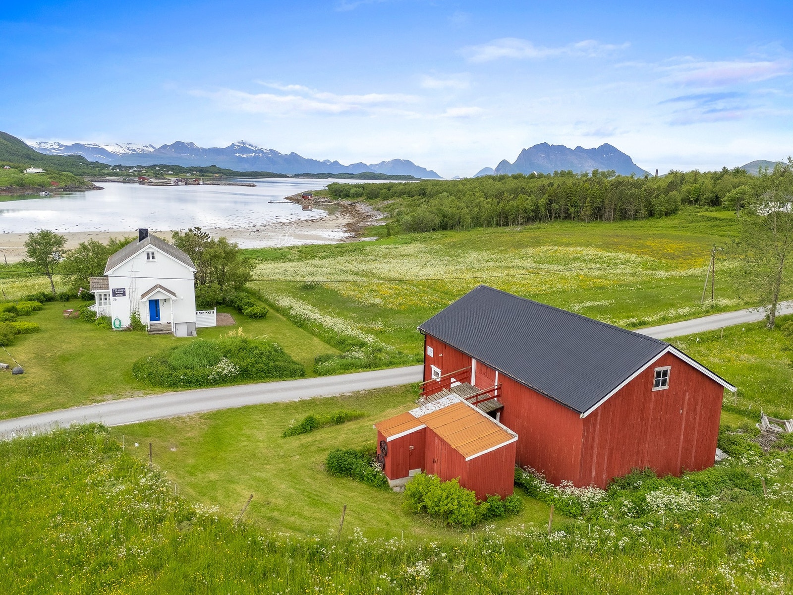 Det medfølger et stort og flott fjøs. Galleribilde