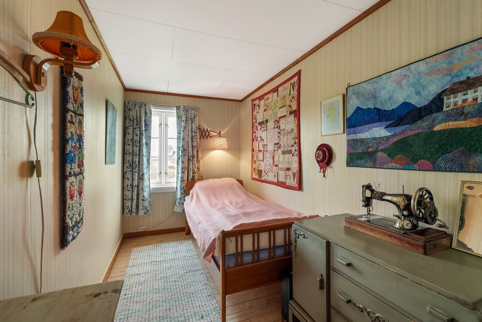 Fra dette soverommet er det adkomst til rom som gir videre adkomst til loftet. Galleribilde