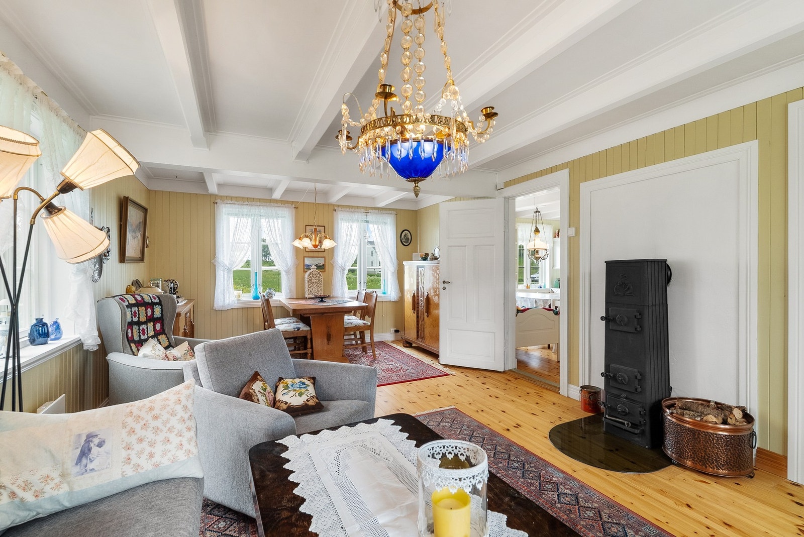 Boligen har en flott stue med nydelige detaljer. Galleribilde