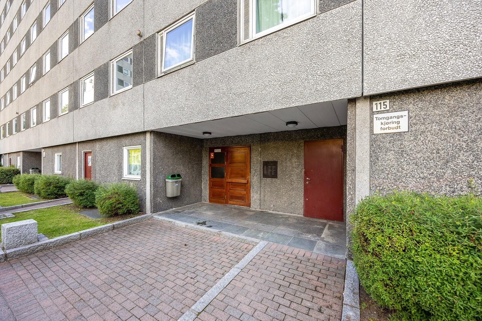 Velholdt fasade med inngangsparti Galleribilde