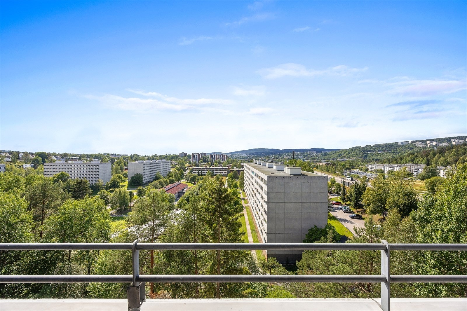 Det er også kort vei til Lillestrøm sentrum med alt av bymessige fasiliteter, senteret Lillestrøm Torv med et rikt utvalg av butikker Galleribilde