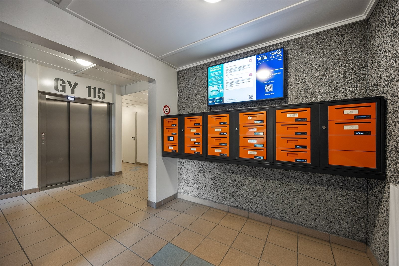 Inngangsparti med postkasser og heis Galleribilde
