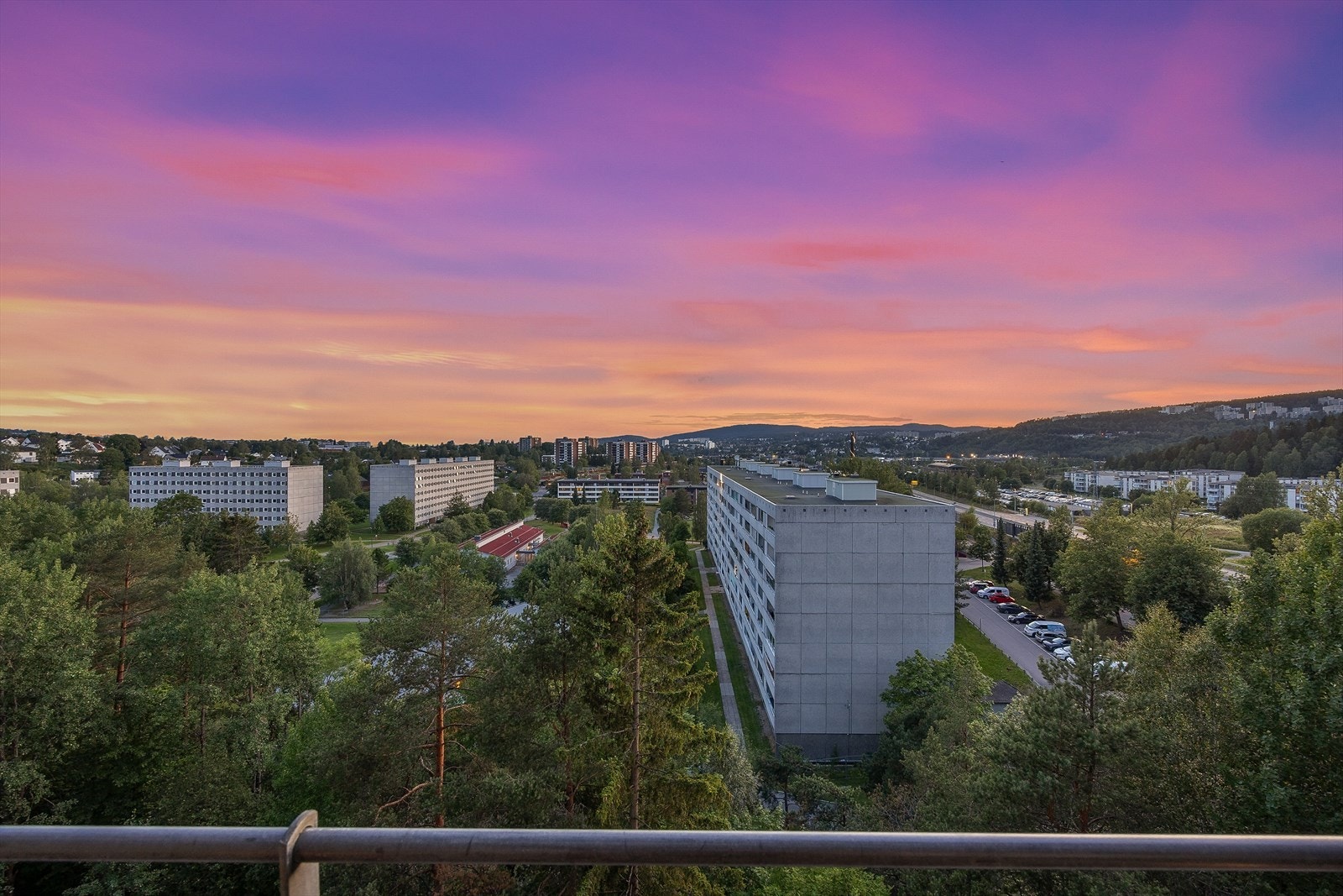 Her har man et flott og luftig utsyn utover borettslagets pene fellesområder Galleribilde