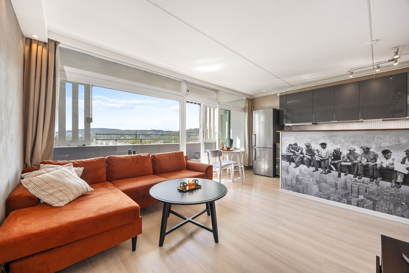 Romslig og luftig stue med plass til en sofaavdeling, stuebord, spisegruppe og mediemøbler Galleribilde