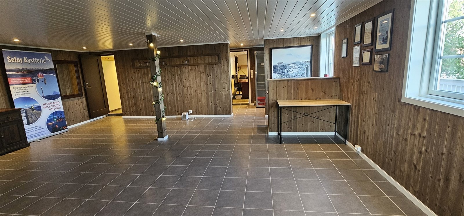 Spotter i taket. Tekjøkken og adkomst til kontor. Galleribilde