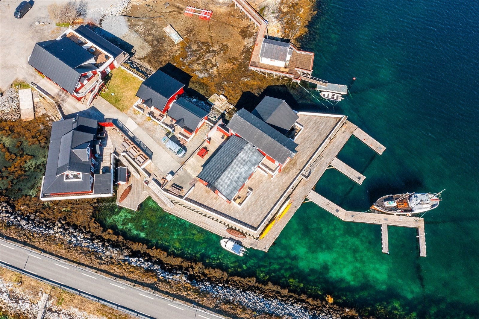 Oversiktsbilde. Følger med båtplass til seksjonen med en årlig vedlikeholdskostnad på kr. 2 600,-. Galleribilde