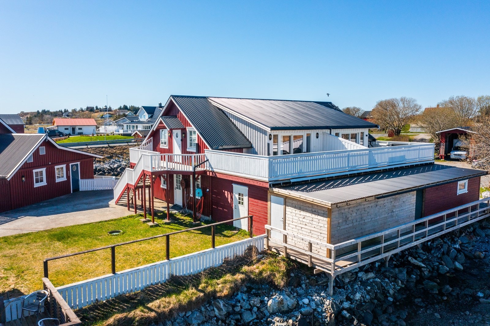 Et sameie med 3 seksjoner og felles tomt på ca. 1200 kvm. Det er bare et steinkast til havet. Galleribilde