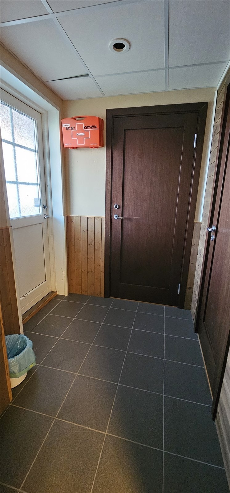 Samtlige gulv er i flis og det er satt inn fine mørke dørblad inn til de ulike rommene. Galleribilde