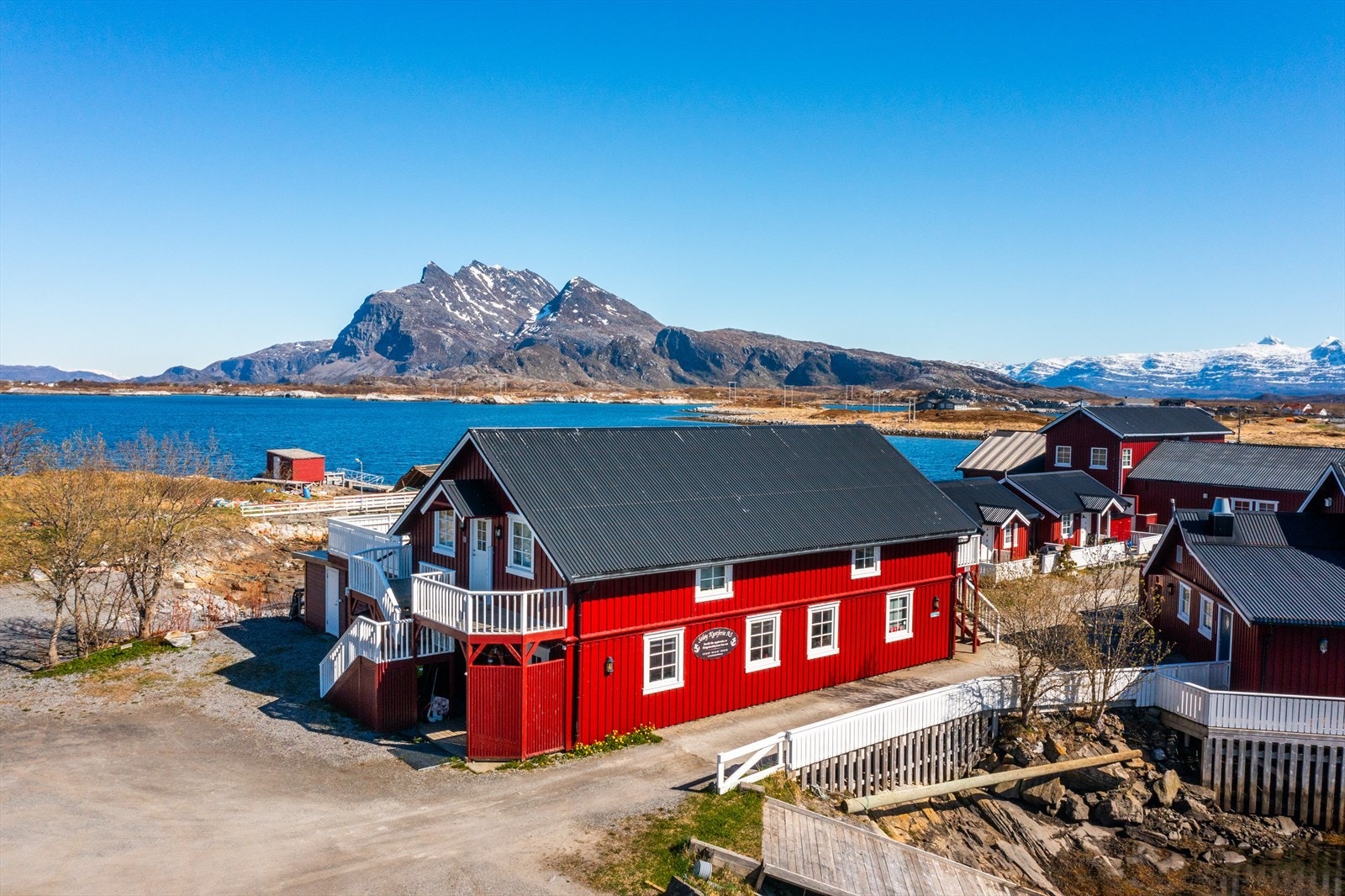 Det er kort vei til både toppturer, sjøen, dagligvarebutikk og flere spisesteder. Galleribilde