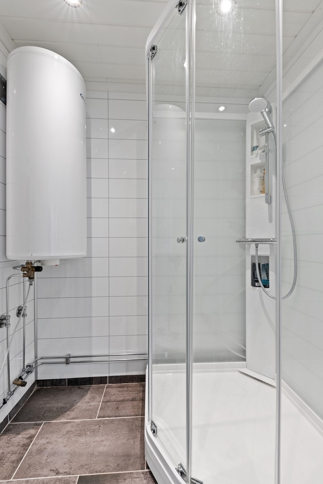 Hytta har et eget dusj rom Galleribilde