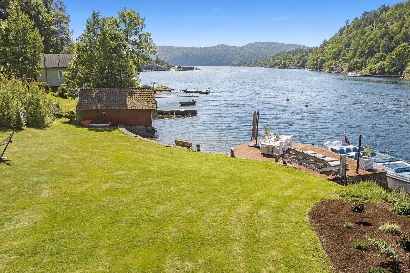 Tomten er på ca 4 mål eiet tomt og er meget usjenert Galleribilde