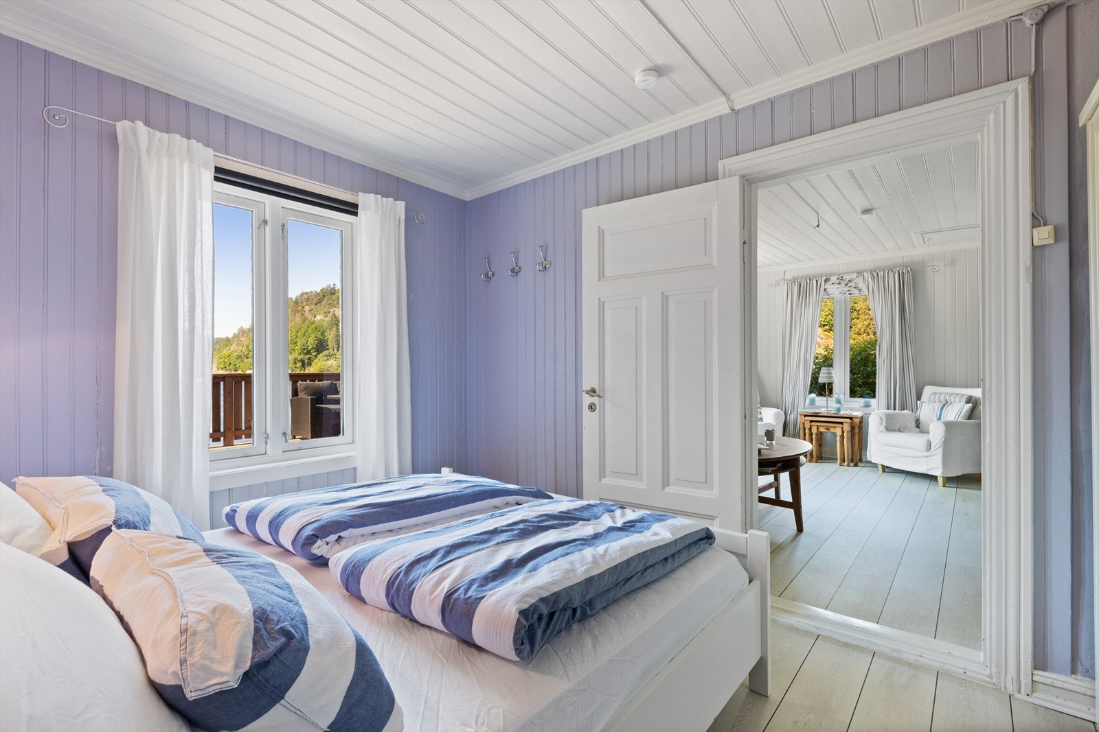 Hytta har et romslig soverom Galleribilde