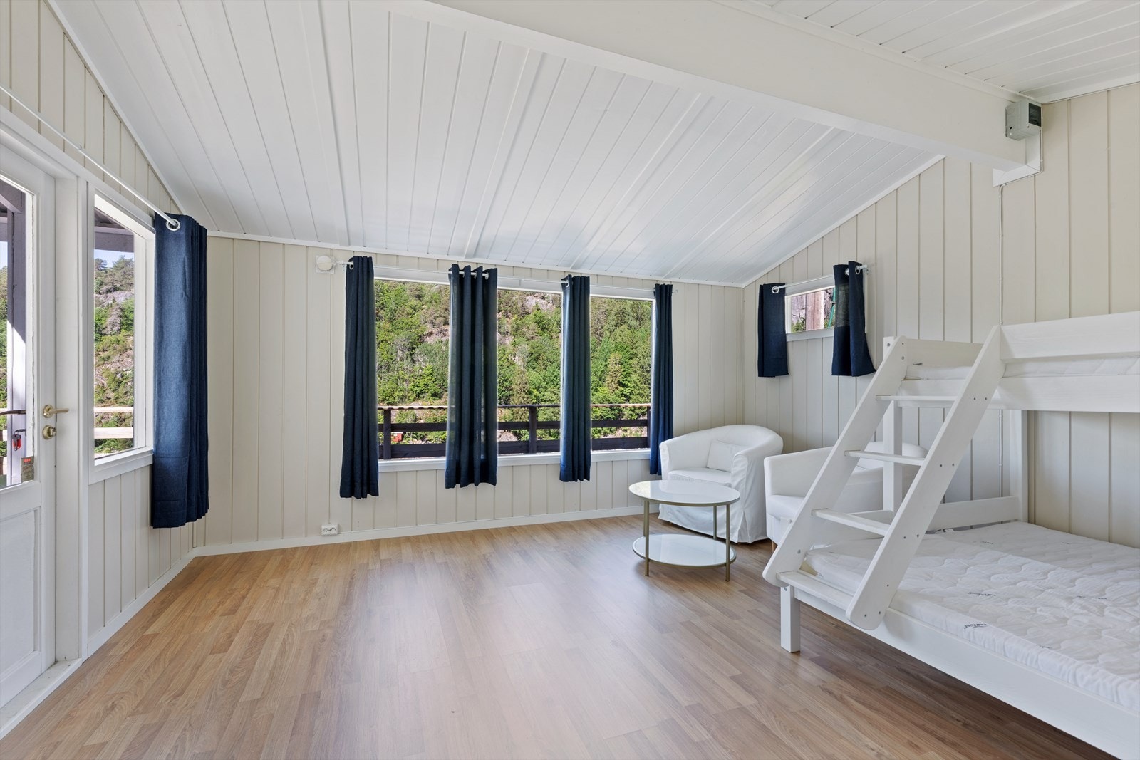 Annekset består av et stor soverom med mye plass Galleribilde