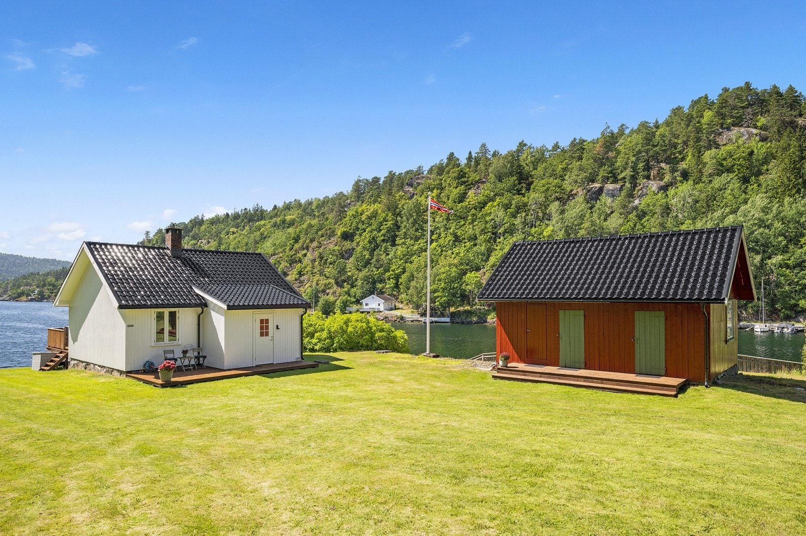 Hovedhytta er opprinnelig fra 1880, men er totalrestaurert og fungerer som eiendommens naturlige samlingspunkt. Galleribilde