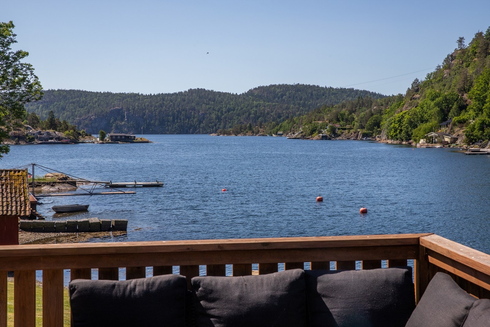 Fra stuen er det utgang til en romslig terrasse med en fantastisk utsikt. Galleribilde