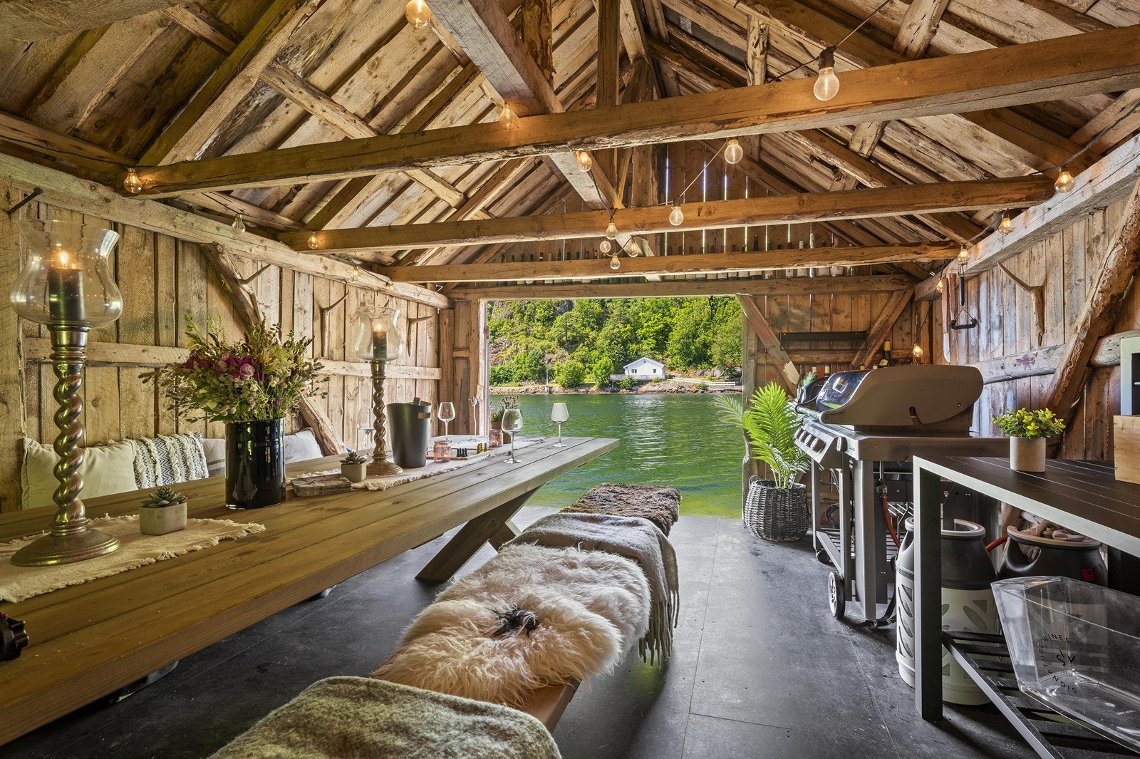 Det finnes ikke noe bedre sted å tilbringe kvelden enn i båthuset, med en fantastisk atmosfære Galleribilde