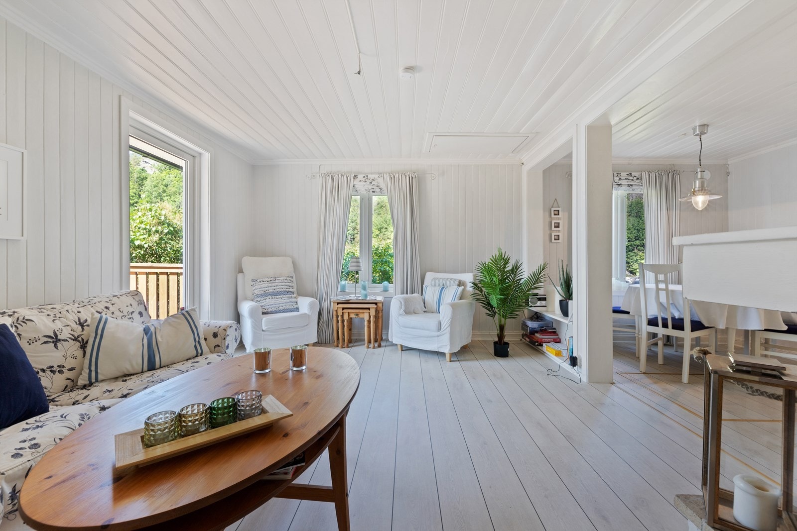 Stuen er romslig og det er en egen del som er innredet som spisestue Galleribilde