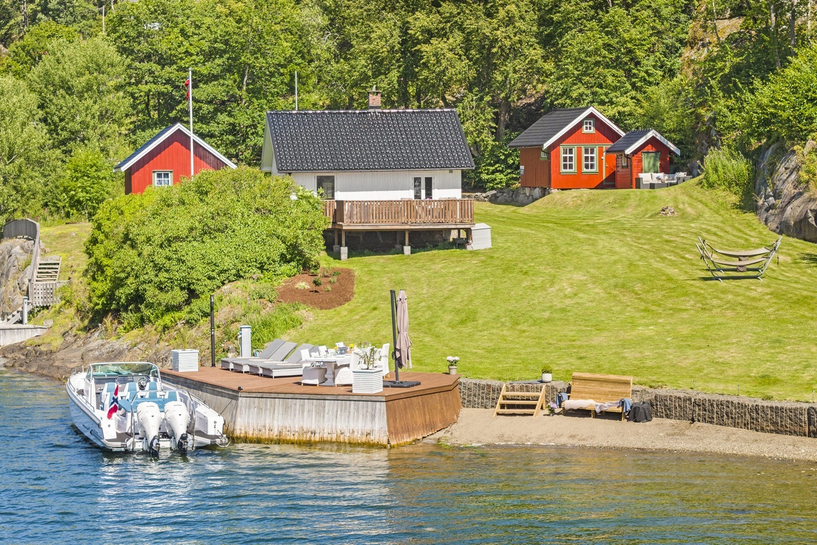 Eiendommen består av hovedhytte, tre anneks og et båthus. Galleribilde