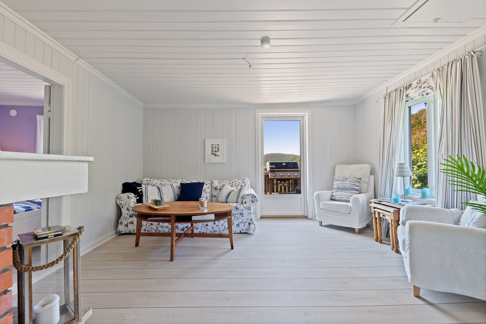 Hytta er modernisert og er malt i lyse toner Galleribilde