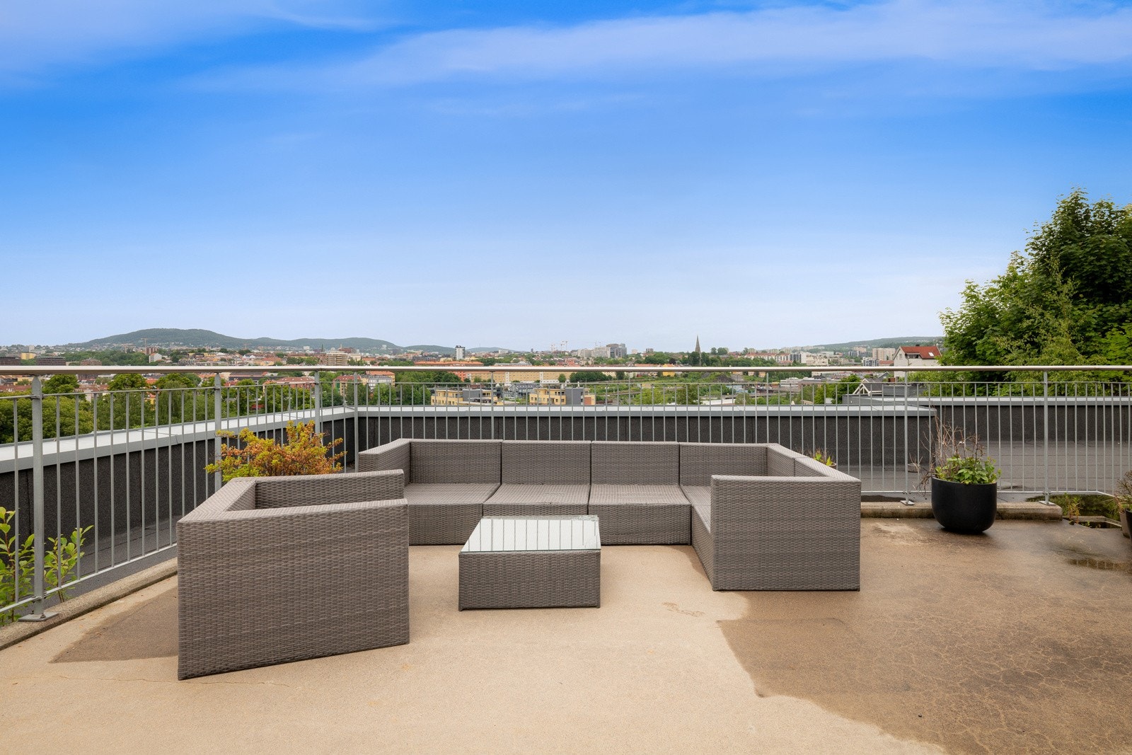 Takterrassen er utstyrt med diverse møblement, perfekt for flotte sommerdager. Galleribilde