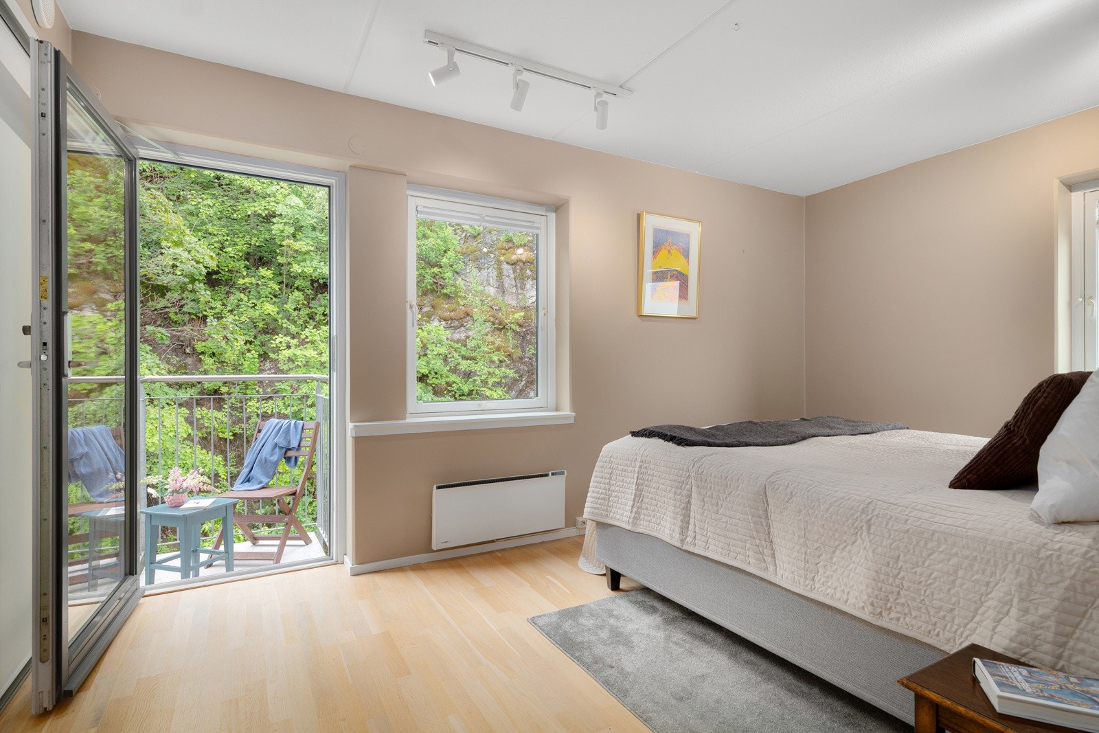 Hovedsoverommet er romslig og med god plass til dobbeltseng, nattbord på hver side og øvrig møblement. Galleribilde