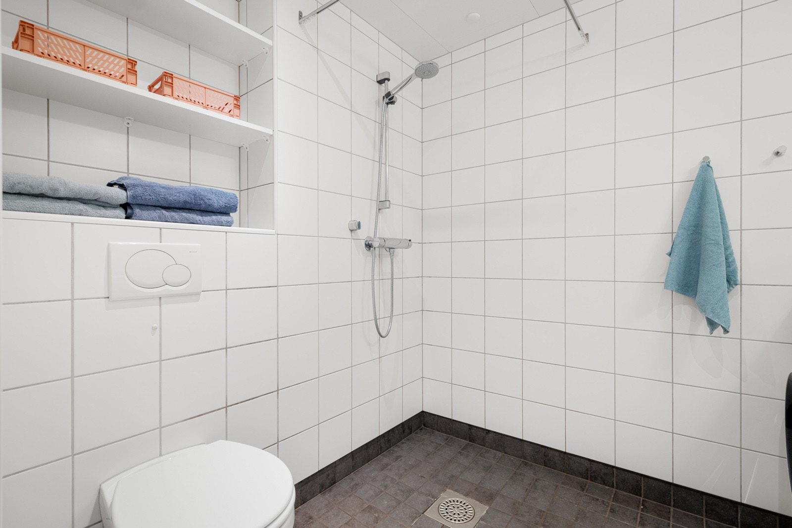 Det er plass og opplegg for vaskemaskin på badet. Galleribilde