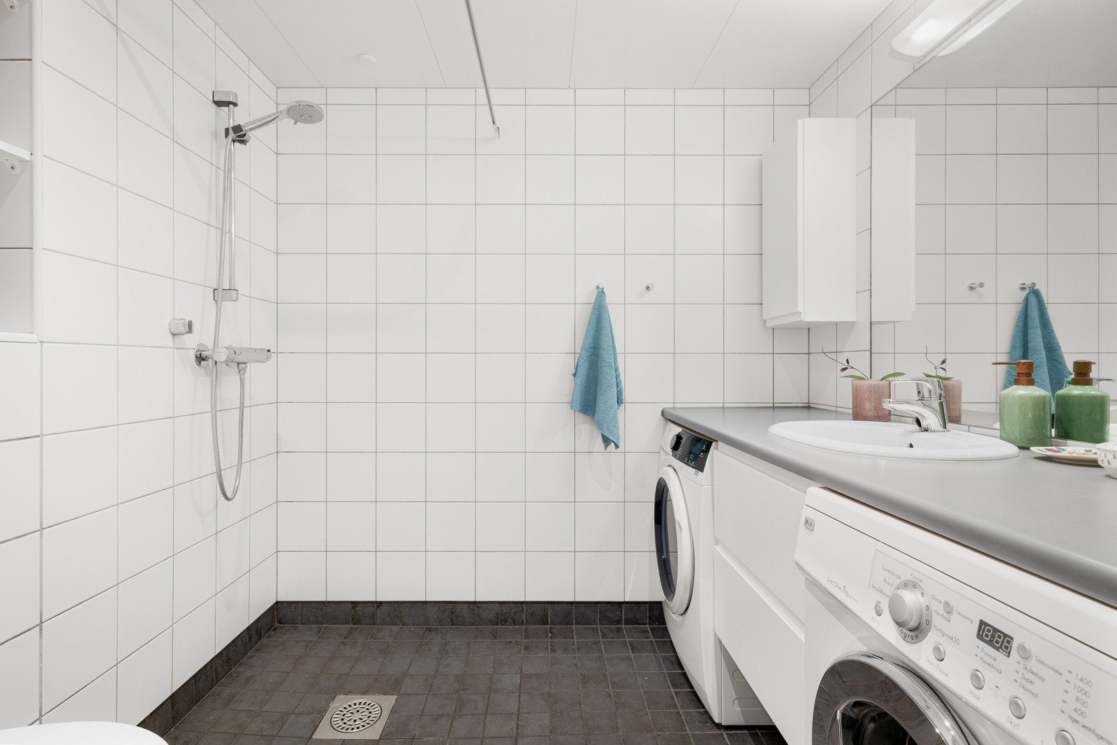 Tidløst og flislagt baderom. Her får man en behagelig start på dagen med gulvvarme og godt albuerom. Galleribilde