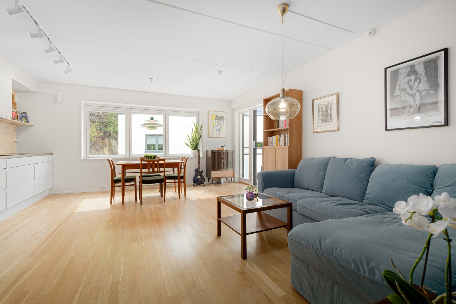 Store vindusflater og den gjennomgående planløsningen sørger for gode innvendige lysforhold. Galleribilde