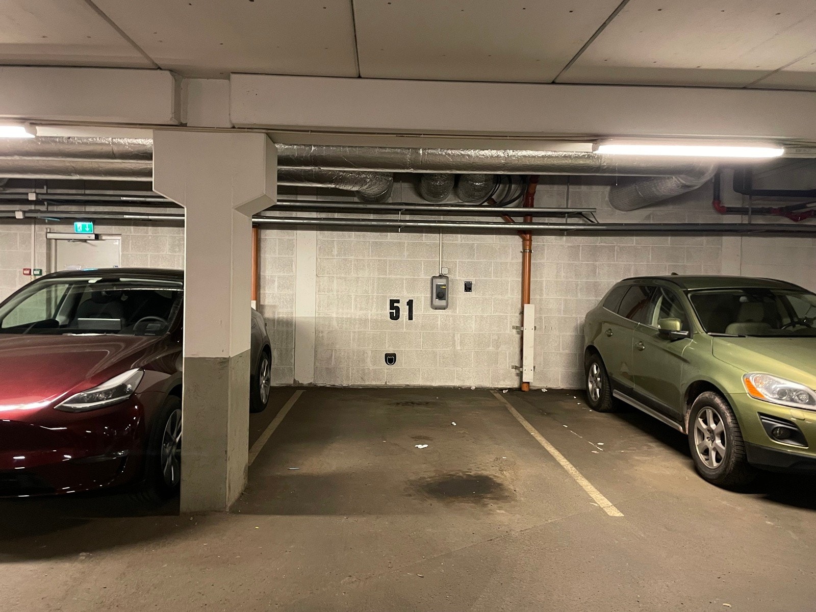 Garasjeplass med elbil lader som kan kjøpes. Galleribilde