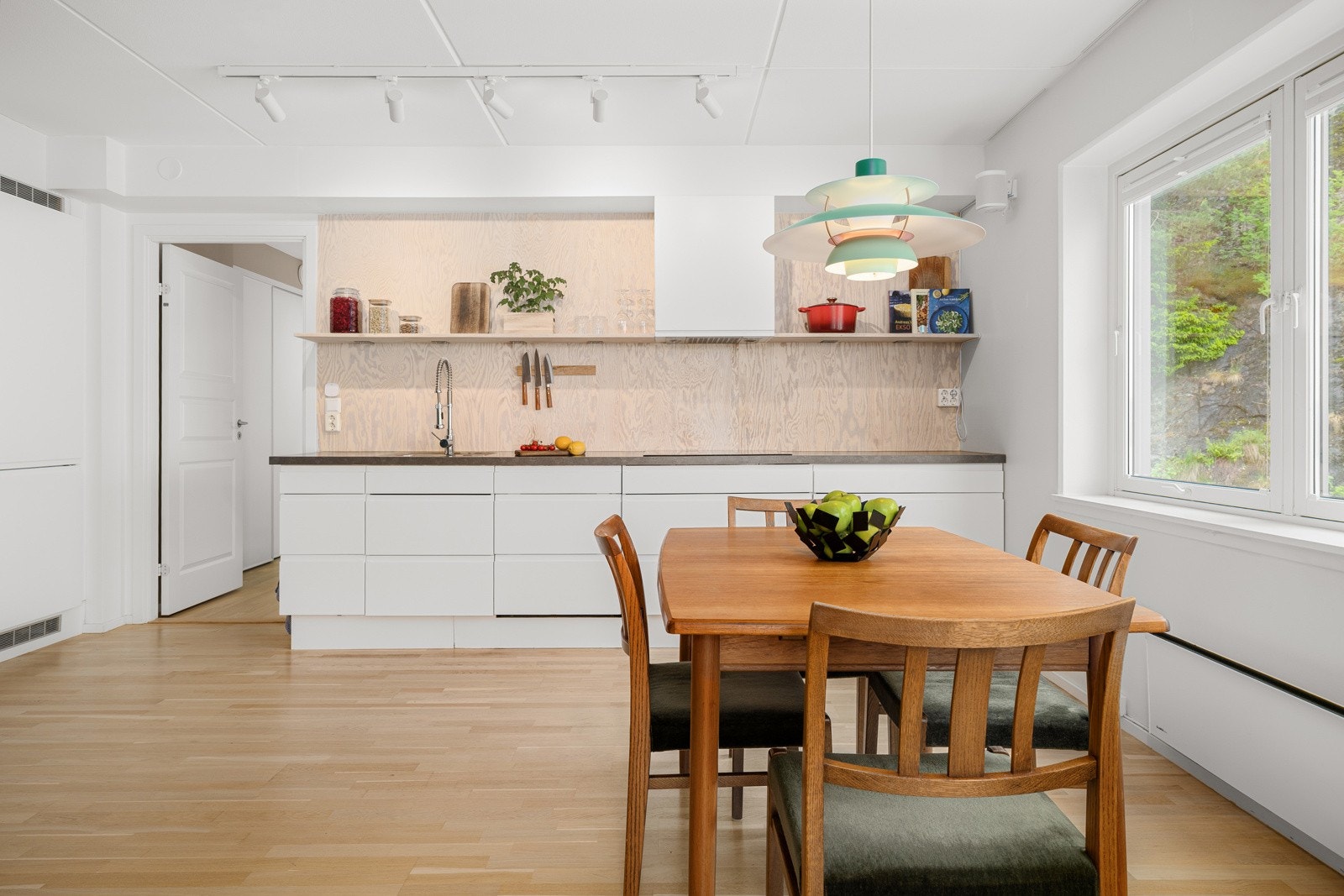 Kjøkkenet er lyst og innbydende og ligger i en åpen og sosial løsning mot stuen. Galleribilde