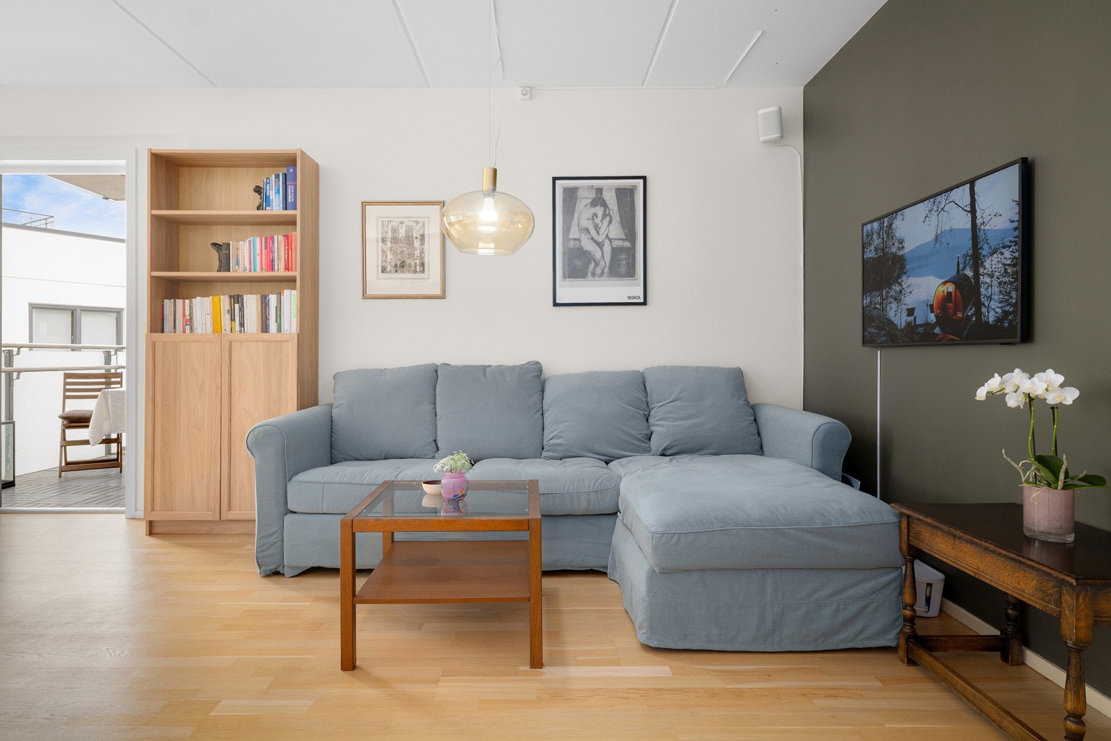 Her er det god plass til både sofagruppe, spisebord og TV med tilhørende møblement. Galleribilde