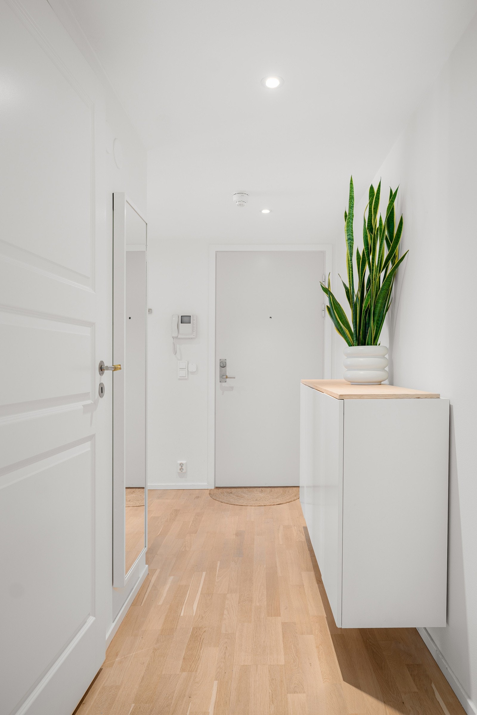 Lys og innbydende entré med plass til oppbevaring av sko og yttertøy. Galleribilde