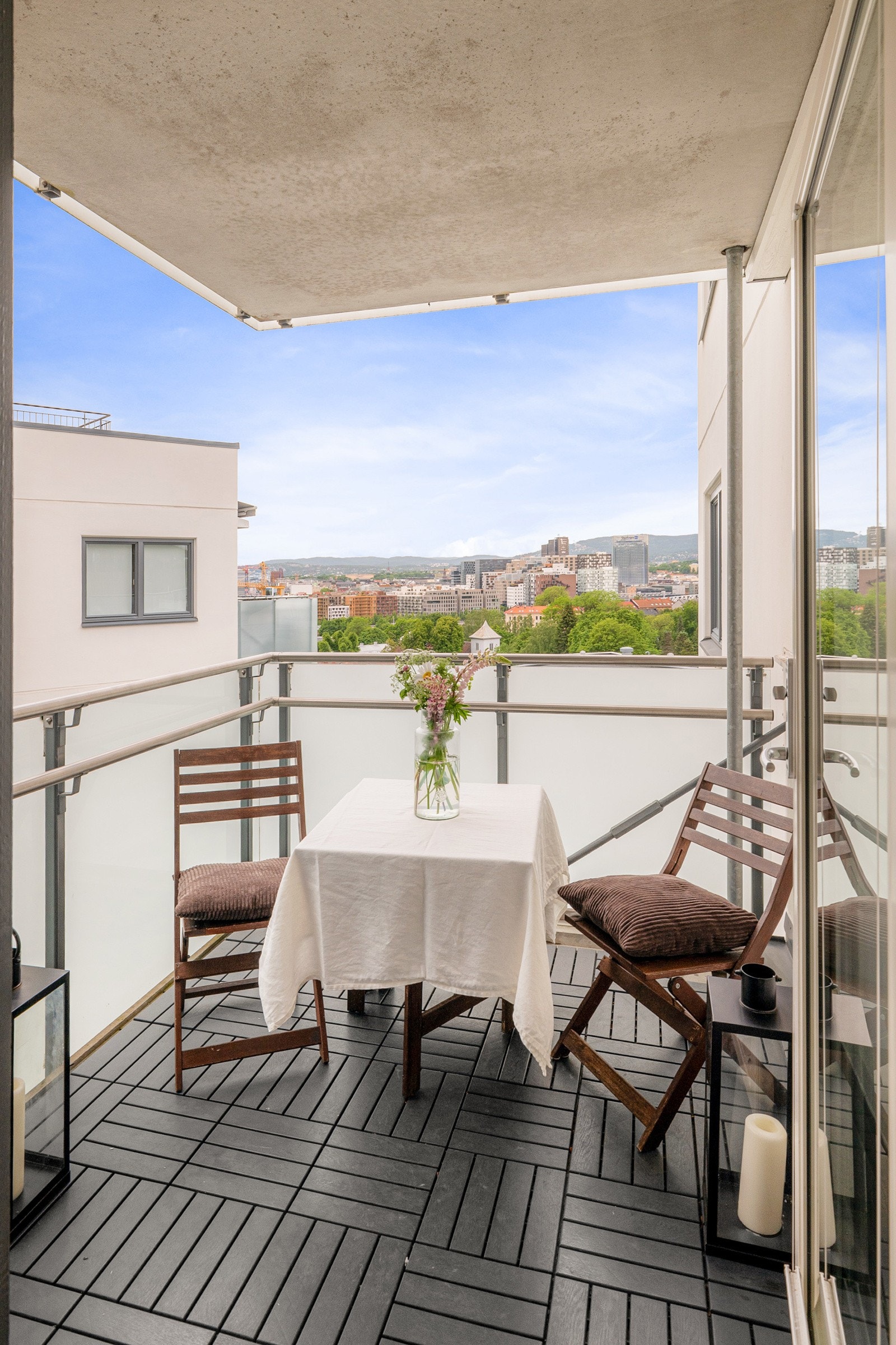 Det er plass til utemøblement, grill og beplantning på hovedbalkongen. Galleribilde