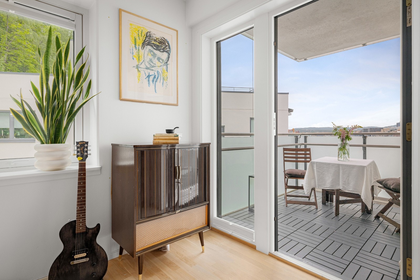 Leiligheten har hele tre balkonger. Hovedbalkongen har utgang fra stuen. Galleribilde