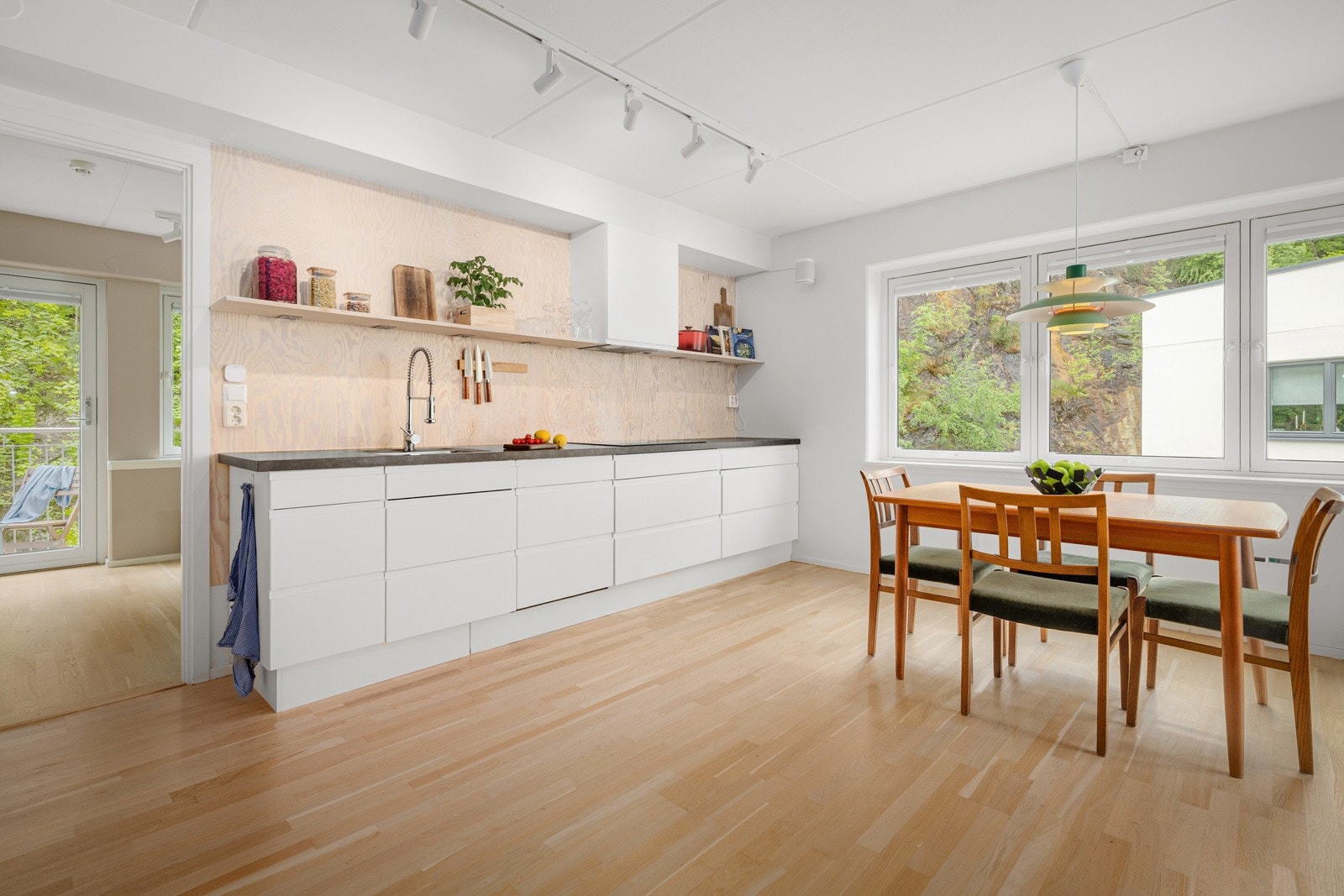 Lys og romslig 3-roms leilighet beliggende høyt og fritt i byggets 8. etasje! Galleribilde