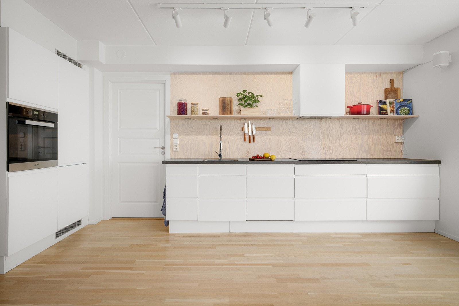 Av hvitevarer finner du her platetopp, kombiskap, oppvaskmaskin og stekeovn. Galleribilde