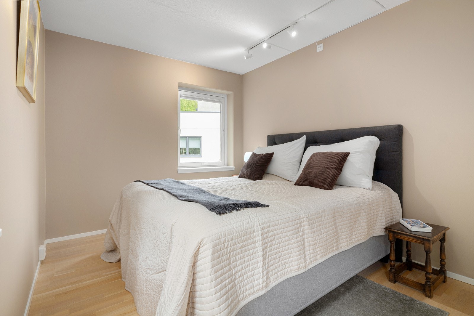 Boligen har to soverom med malte flater i tidsriktige farger. Galleribilde