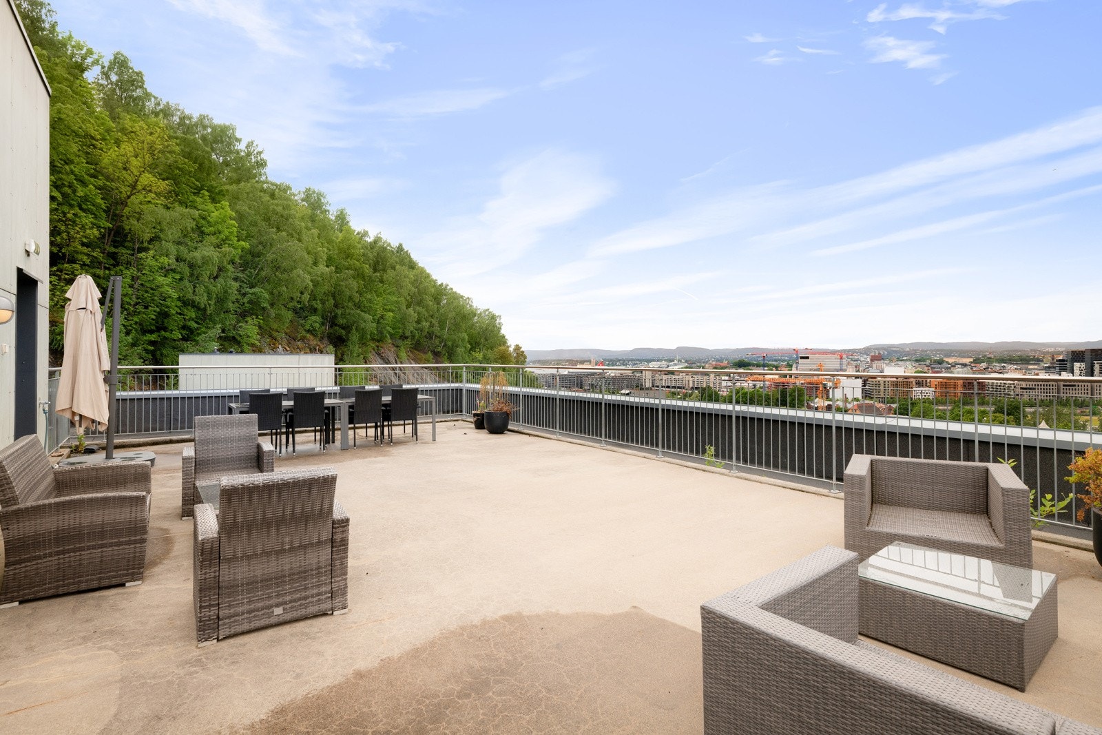 I samme bygg som leiligheten kan du nyte vidstrakt utsikt og gode solforhold på takterrassen. Galleribilde