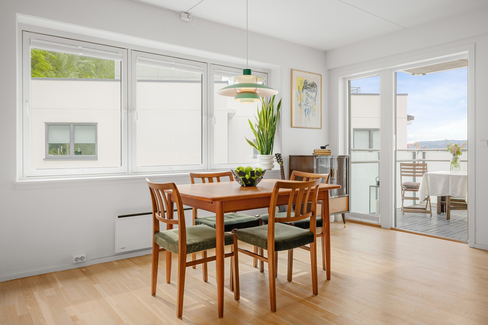 Leiligheten har vindusflater på tre av veggflatene! Galleribilde