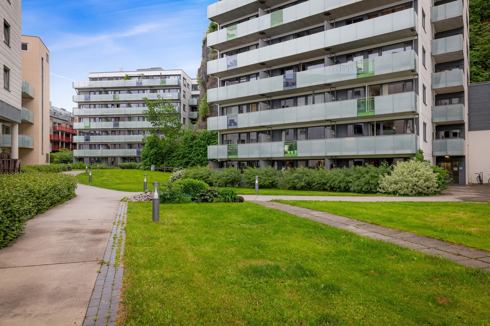 Leiligheten ligger i et rolig og tilbaketrukket område med gangavstand til både sentrum og uteliv, samt til turområdene Ekebergparken og Middelalderparken. Galleribilde
