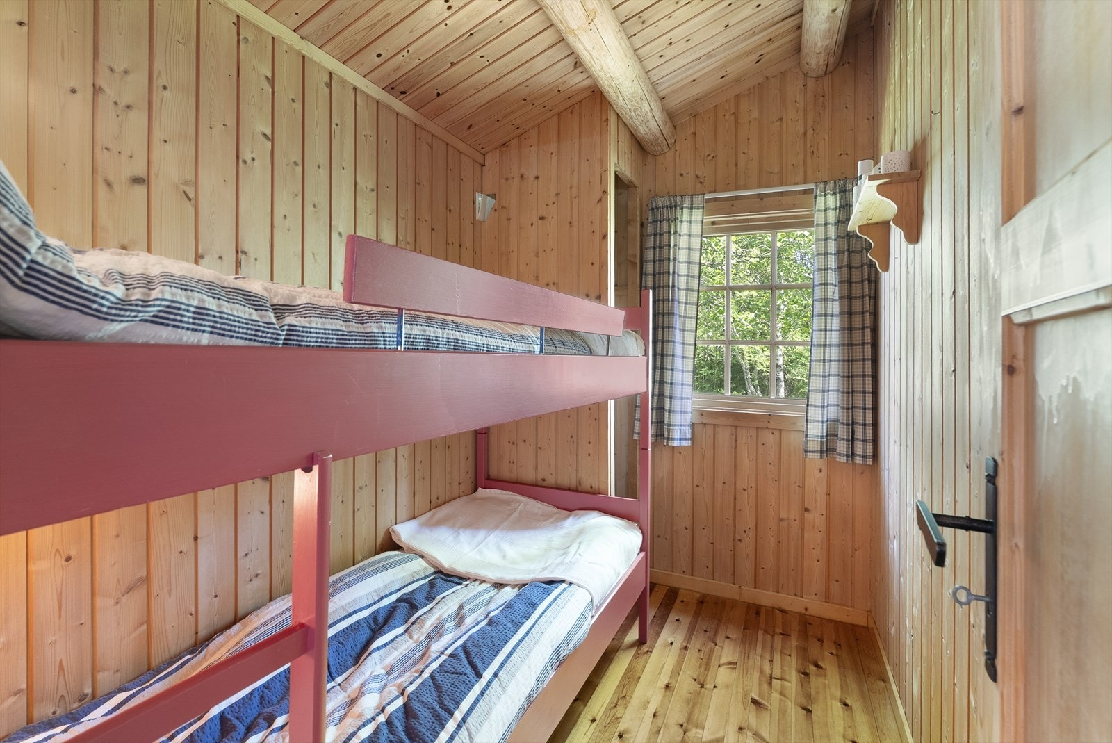 Soverom 2 med køyeseng og skap. Galleribilde