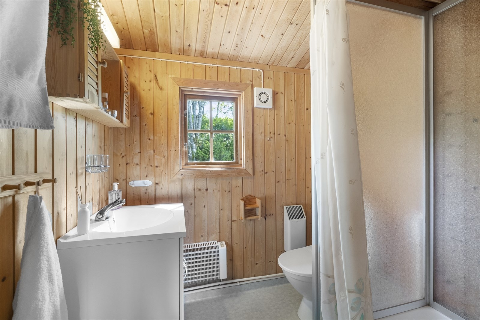 Bad av en fin størrelse.
Offentlig vannforsyning og avløp via septiktank. Galleribilde