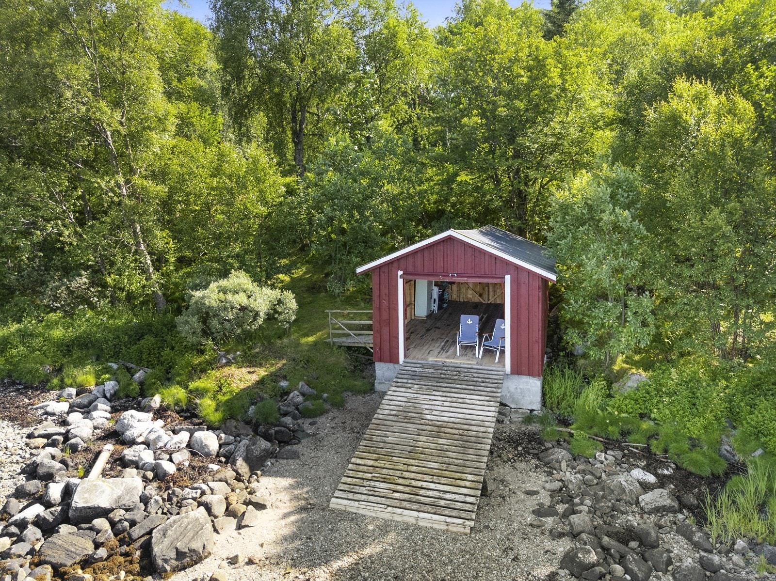 Naust som medfølger. Nytt tak naust 2013. Galleribilde