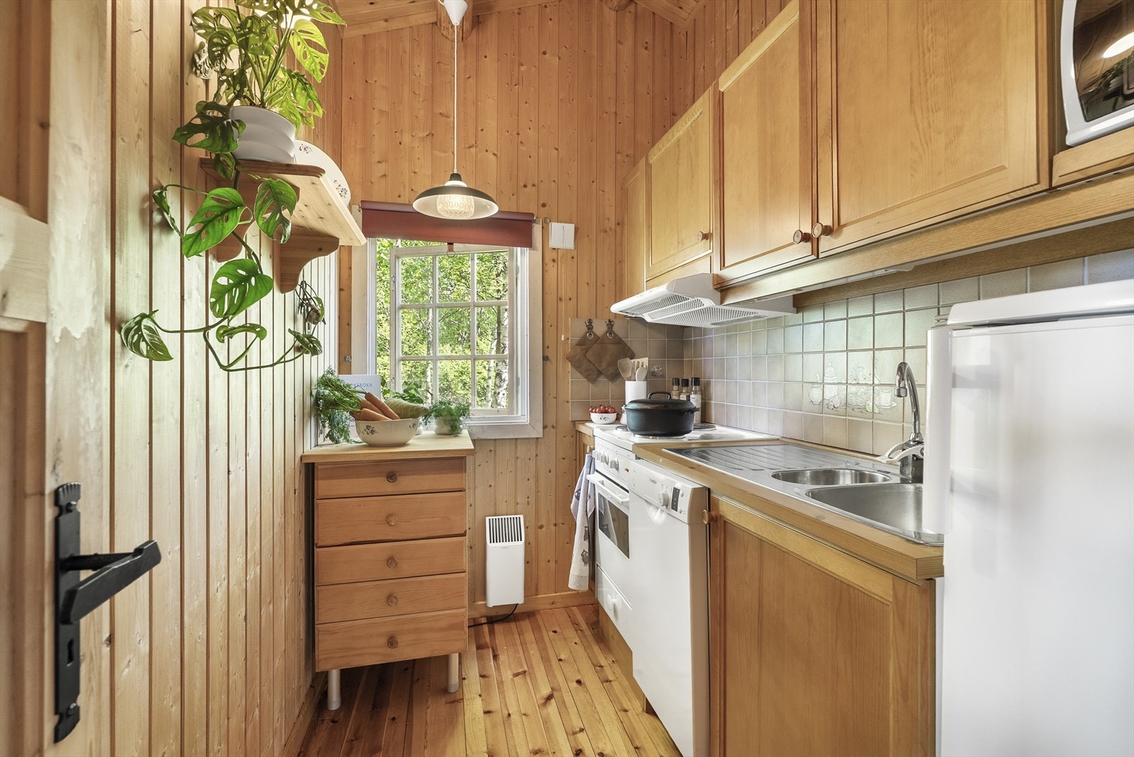 Sjarmerende kjøkken med komfyr, oppvaskmaskin og kjøleskap. Hvitevarer medfølger. Galleribilde